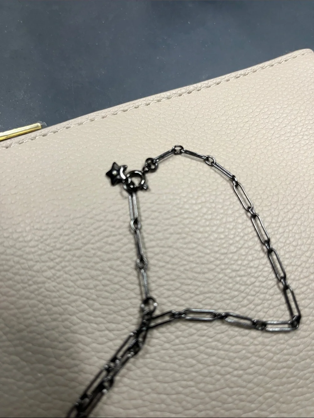 NWOT Tory Burch Kira Clover Pave Pendant Necklace Paperclip Style Gunmetal Grey
